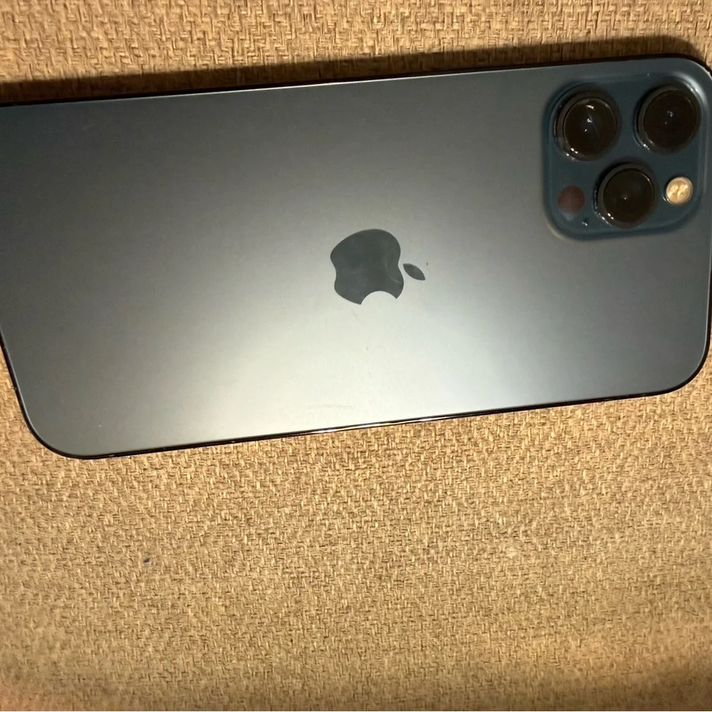 iPhone 12 Pro Max – 128GB – Unlocked – + 7 Cases